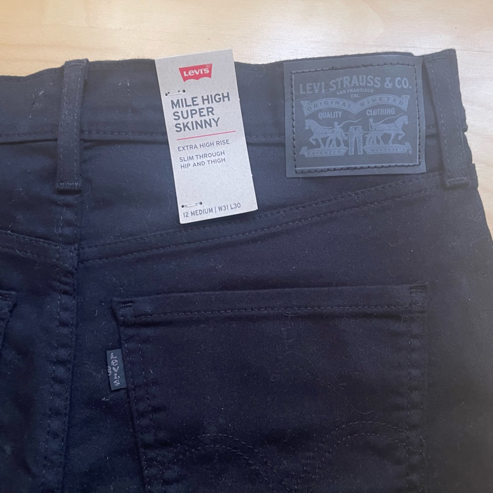 NWT black Levi’s